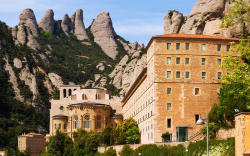 Realiza un Tour Montserrat ,desde Barcelona sin guía privado, te llevamos a Montserrat, con coche tipo Berlina, Mercedes Benz Clase E, para 3 personas,